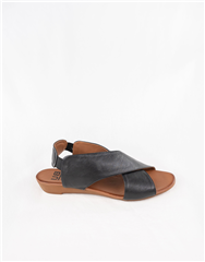 BUENO BLACK FLAT CROSS OVER SANDAL 